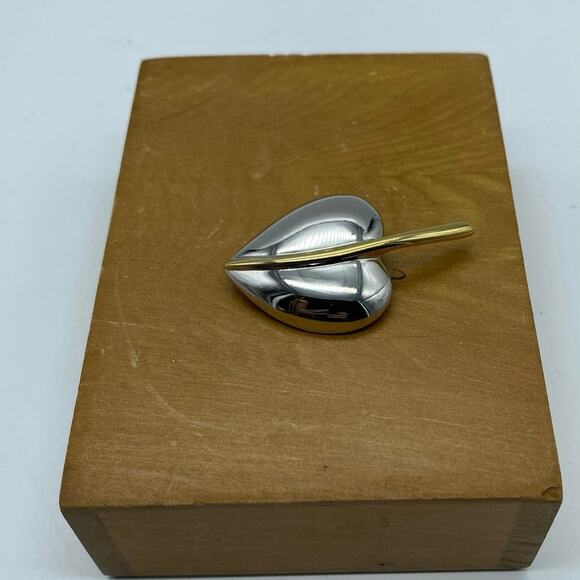 Vintage Monet heart brooch Vintage Signed Monet Gold & Silver Heart Shaped Pin - Picture 2 of 5